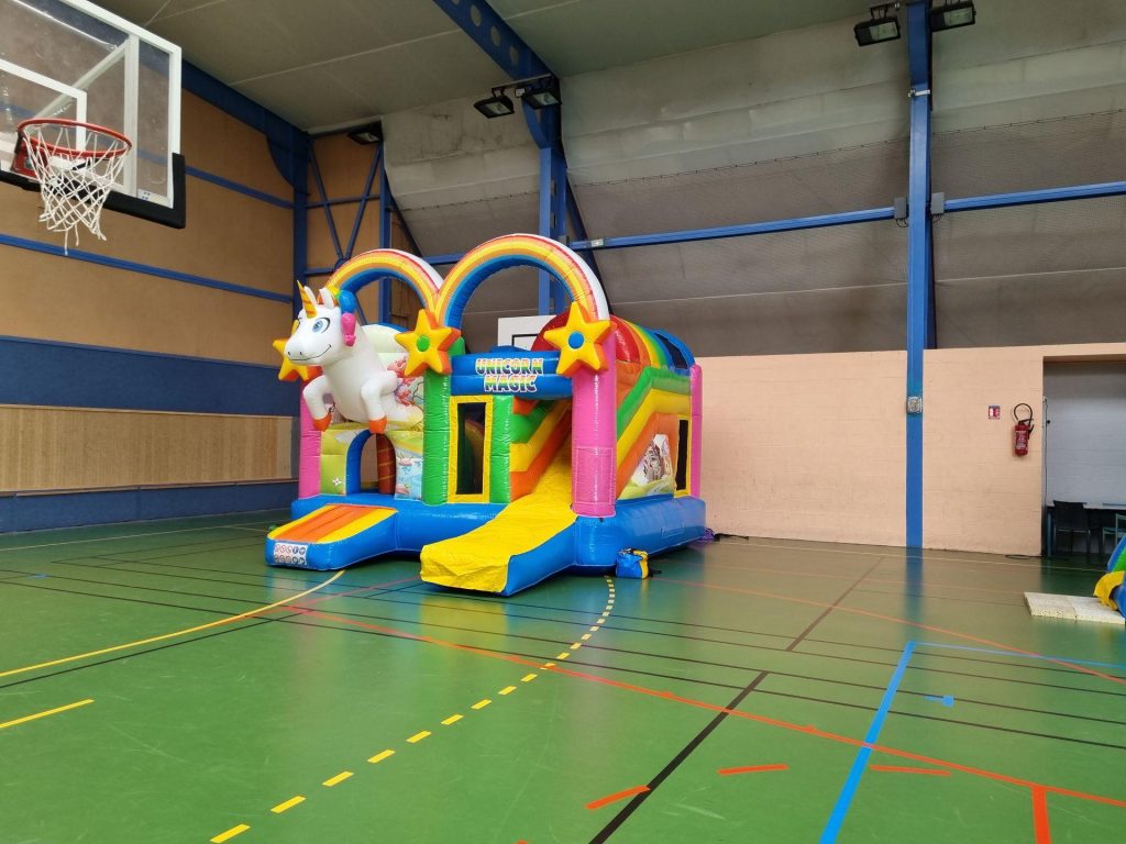 chateau gonflable licorne