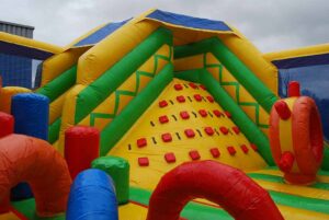 parc gonflable western mur