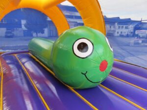 obstacle chenille gonflable filets